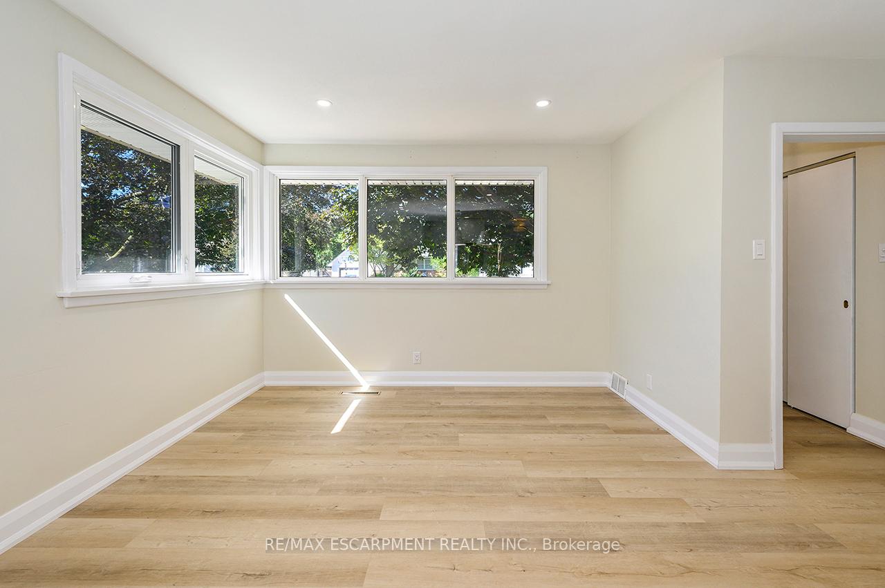 Photo 18 of 207 Elmwood Crescent, Milton, Bronte Meadows — HOMEH