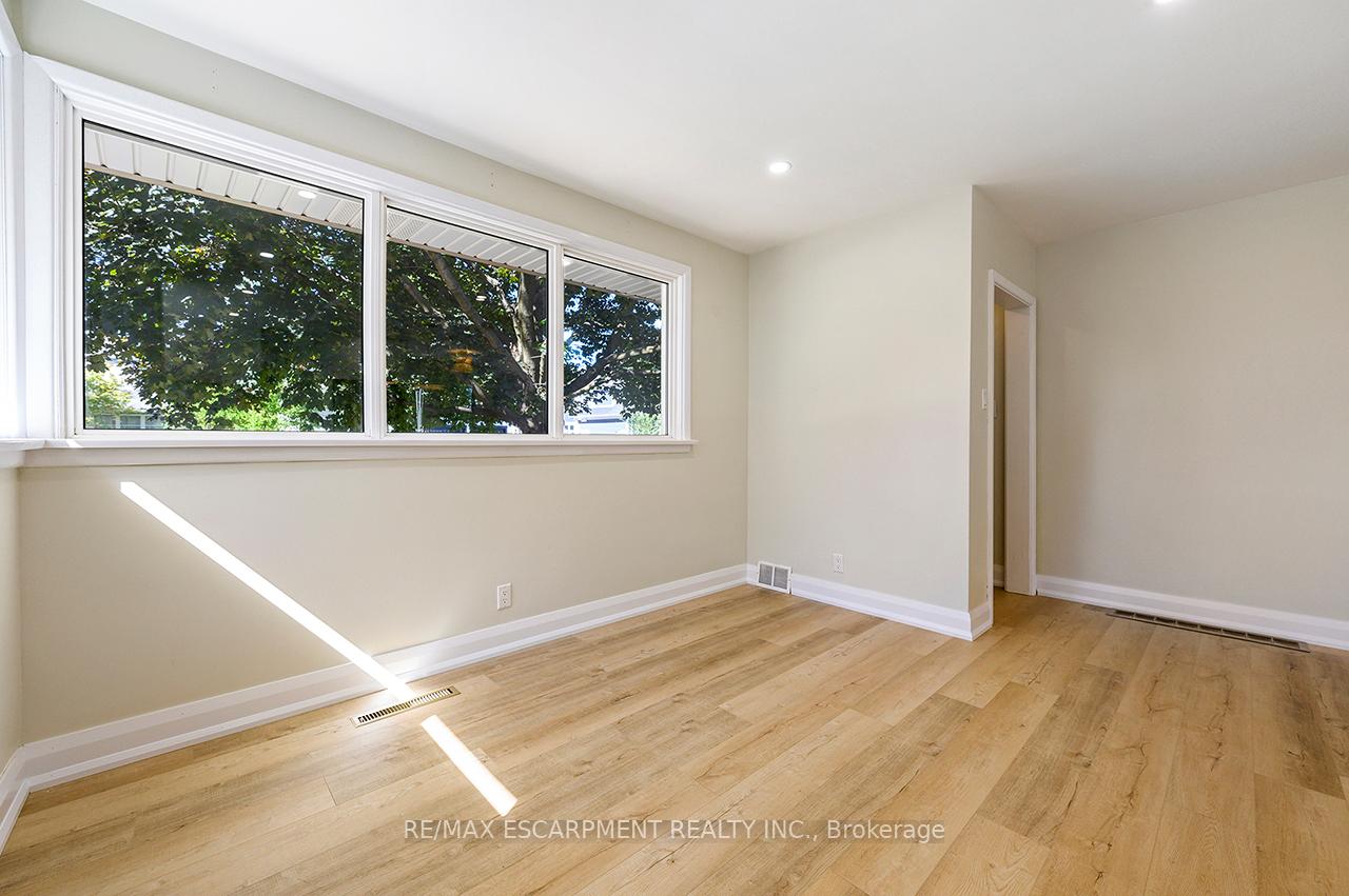 Photo 19 of 207 Elmwood Crescent, Milton, Bronte Meadows — HOMEH