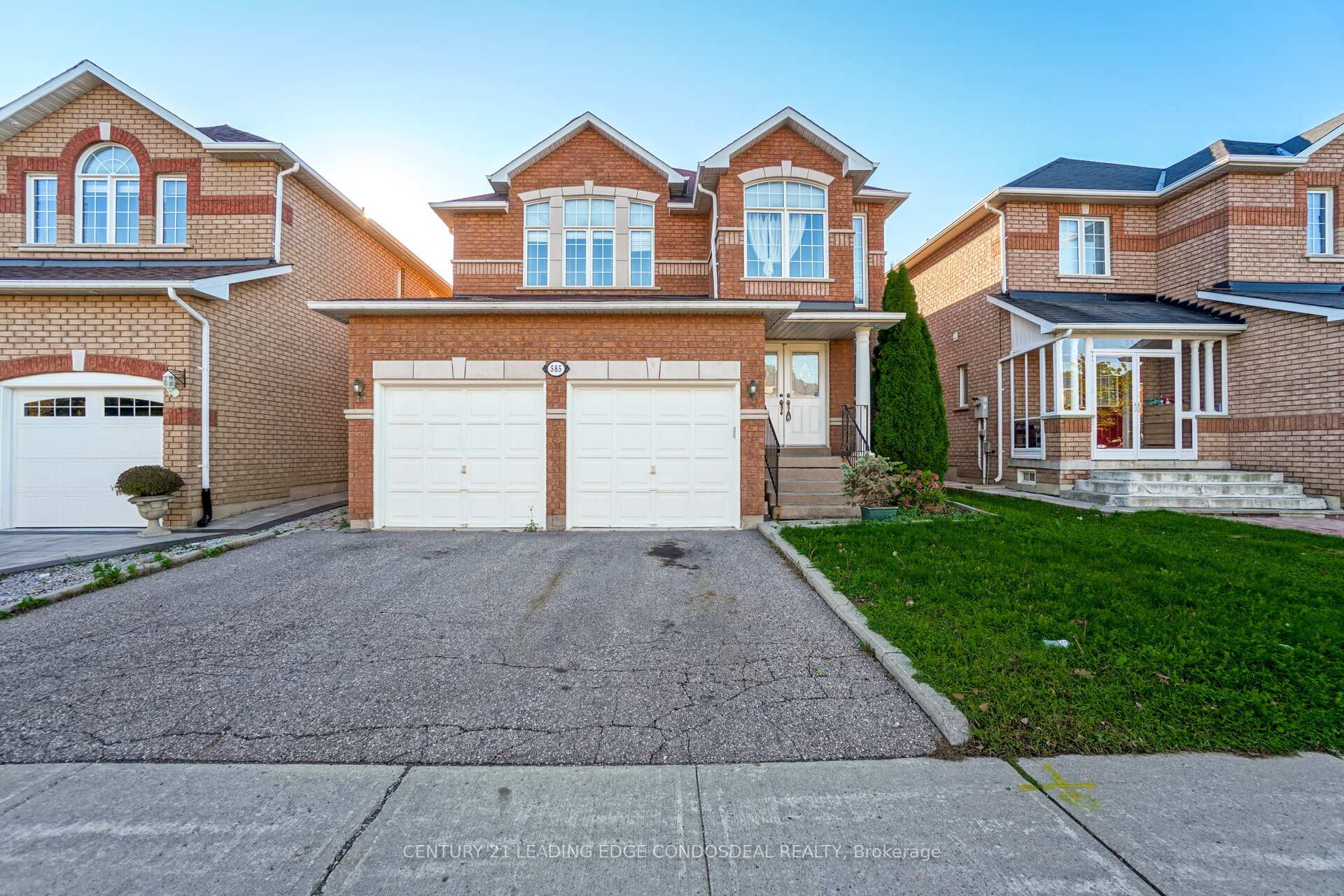 Photo 3 of 585 Highglen Avenue, Markham, Middlefield — HOMEH