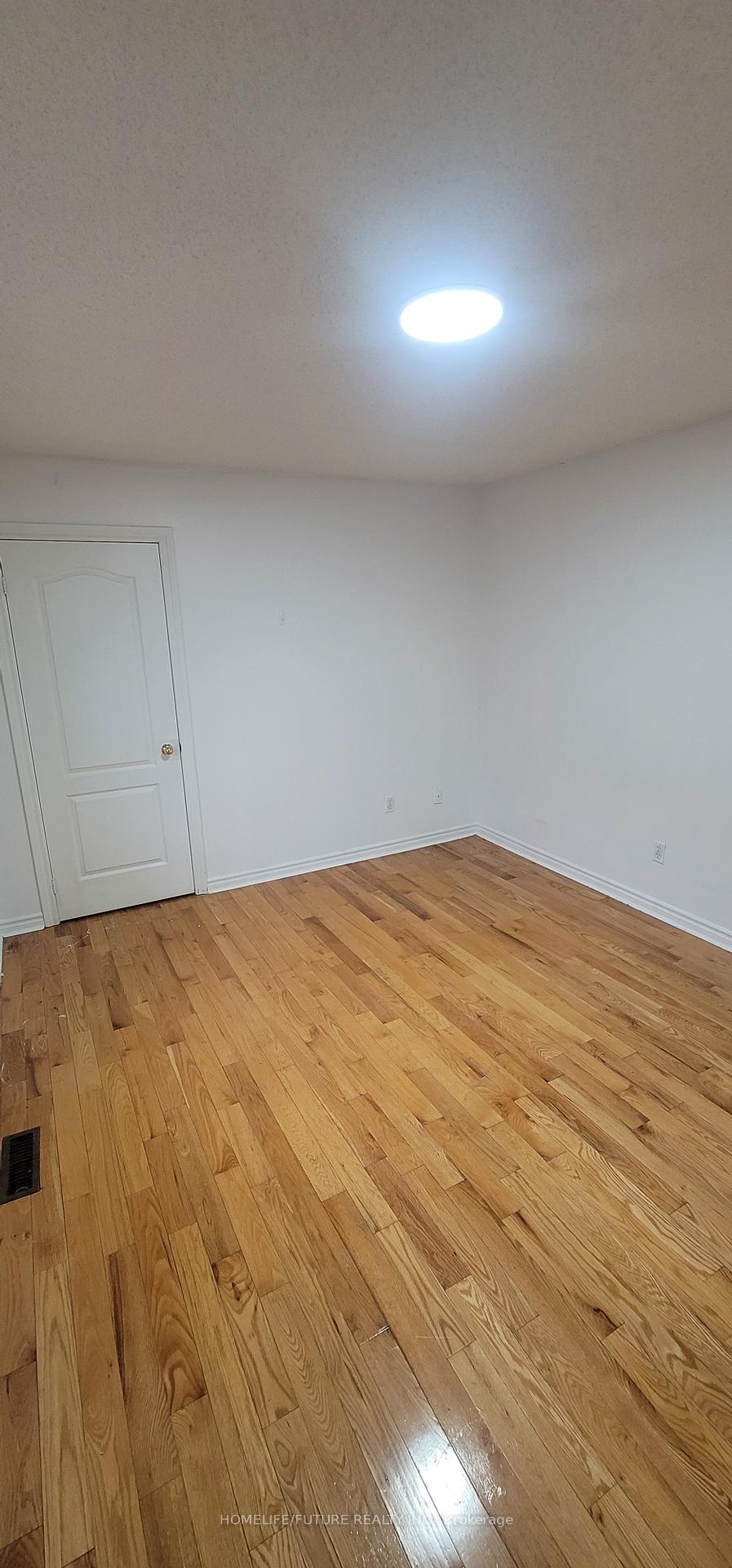 Photo 3 of Unit Main, 24 Hoake Road, Markham, Milliken Mills East — HOMEH