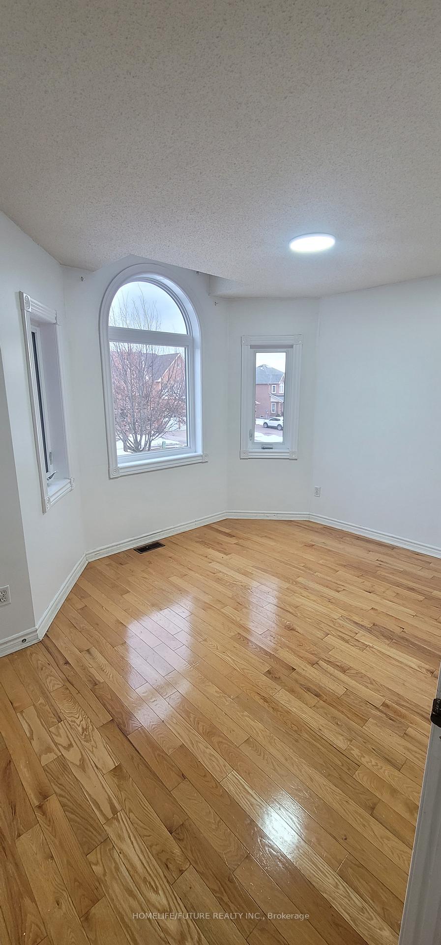 Photo 4 of Unit Main, 24 Hoake Road, Markham, Milliken Mills East — HOMEH
