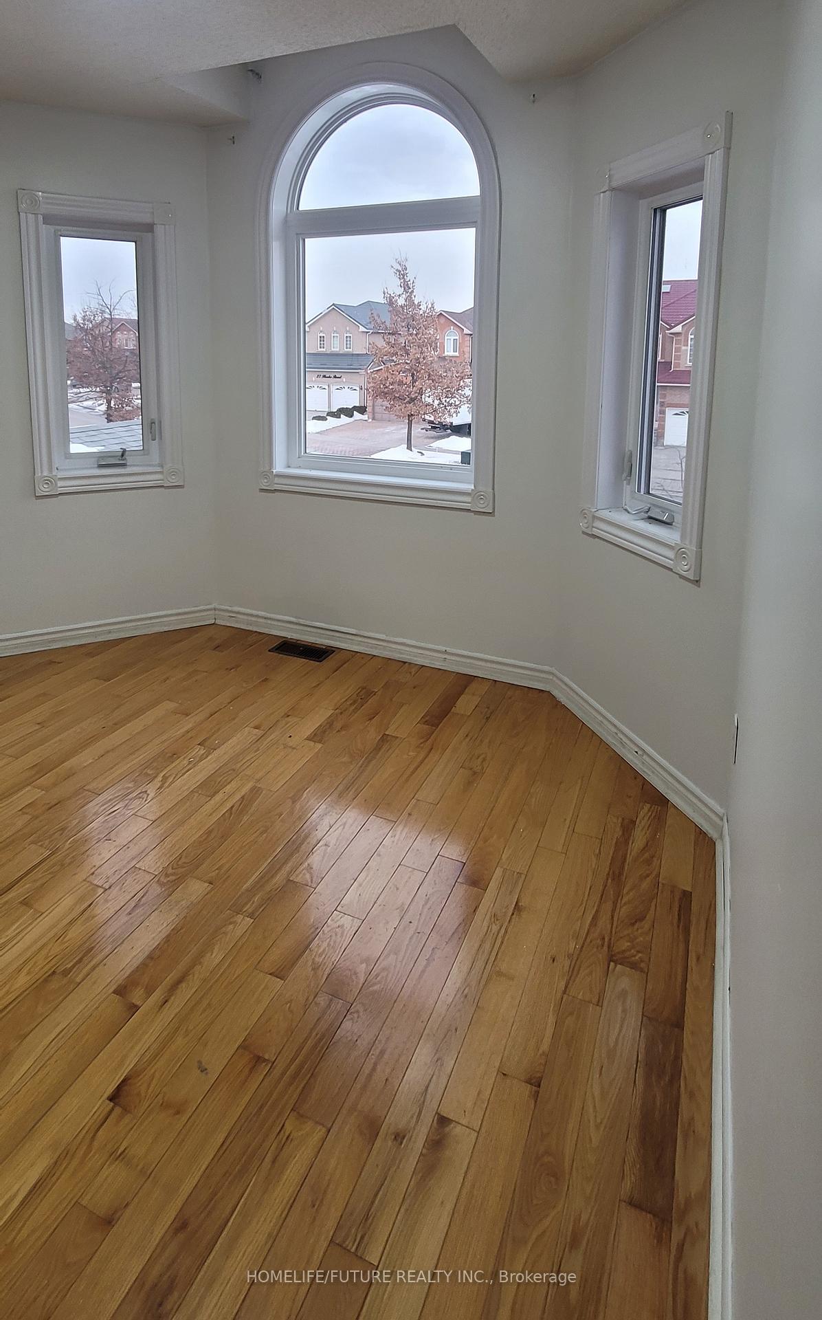 Photo 5 of Unit Main, 24 Hoake Road, Markham, Milliken Mills East — HOMEH
