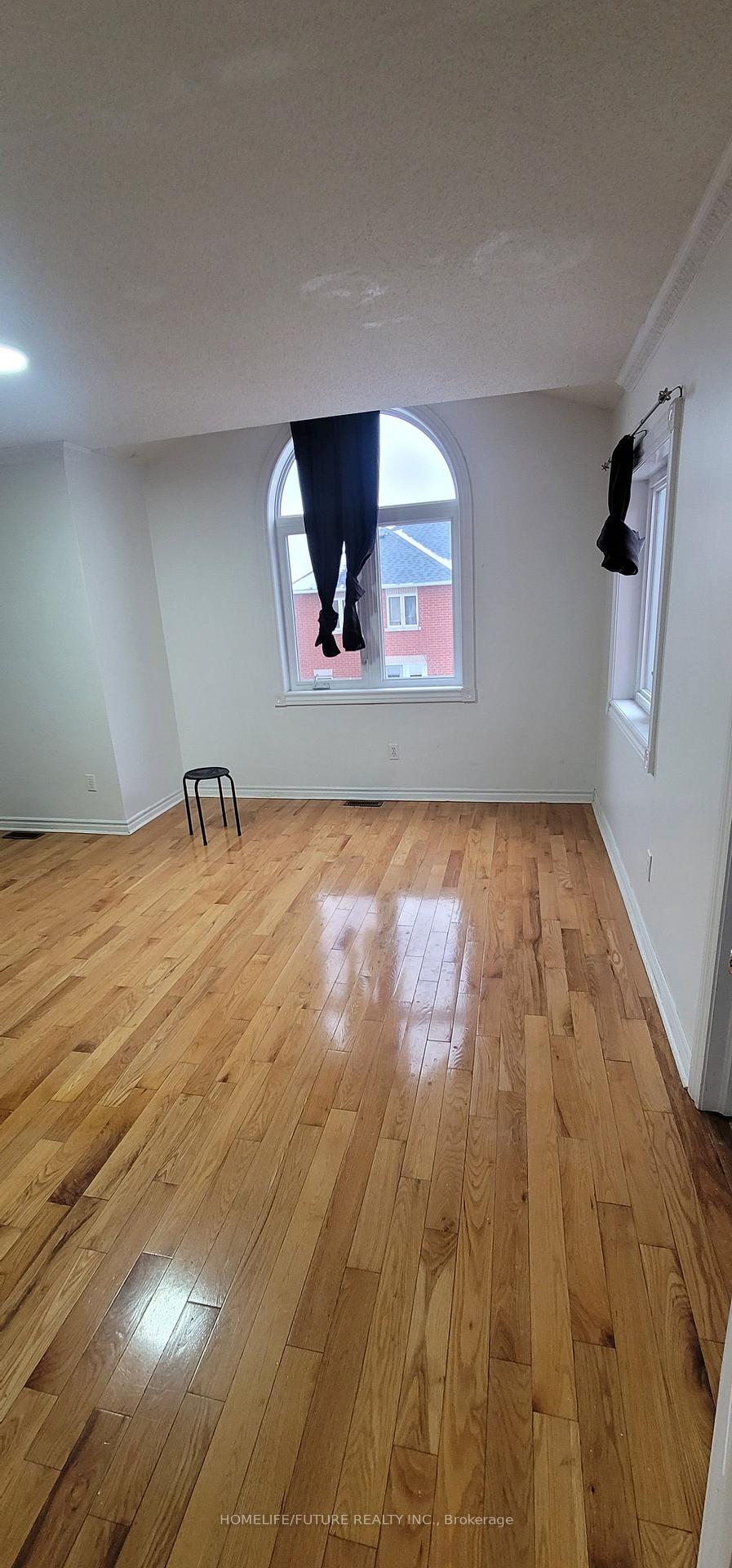 Photo 8 of Unit Main, 24 Hoake Road, Markham, Milliken Mills East — HOMEH