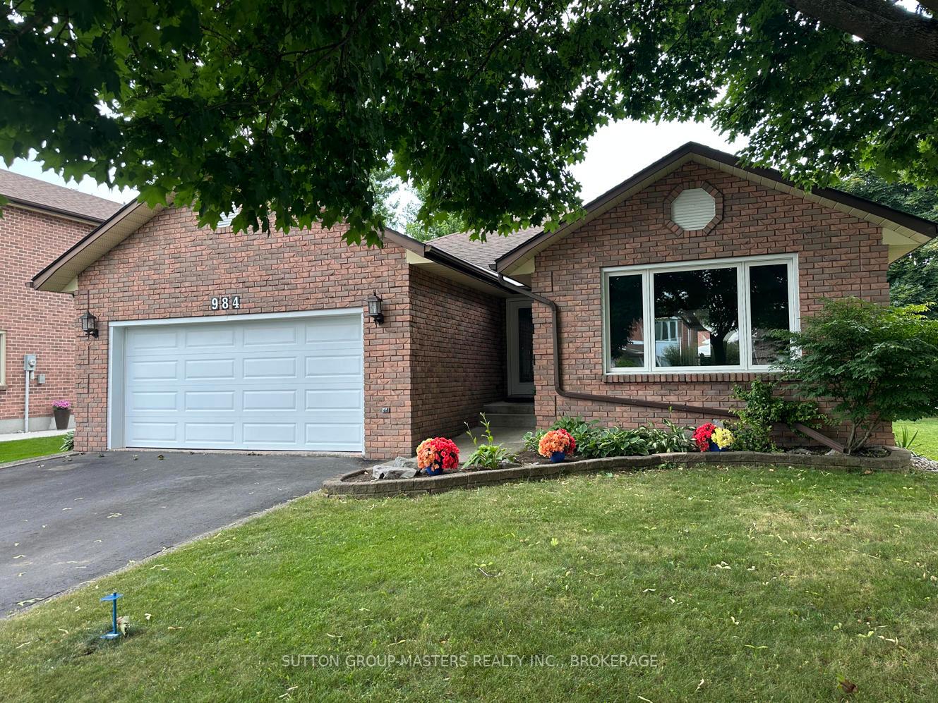Front of 984 Ambleside Crescent