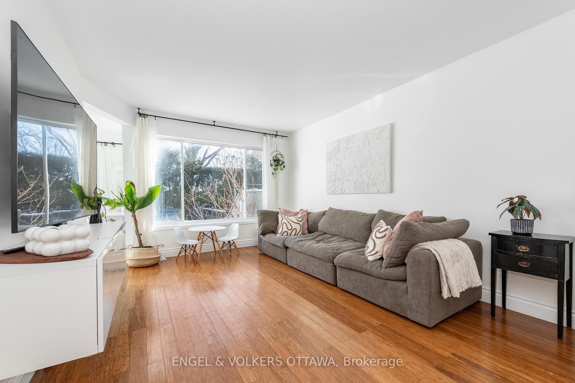 Photo 5 of 46 Deerchase Court, Ottawa, Kanata - Emerald Meadows/Trailwest — HOMEH
