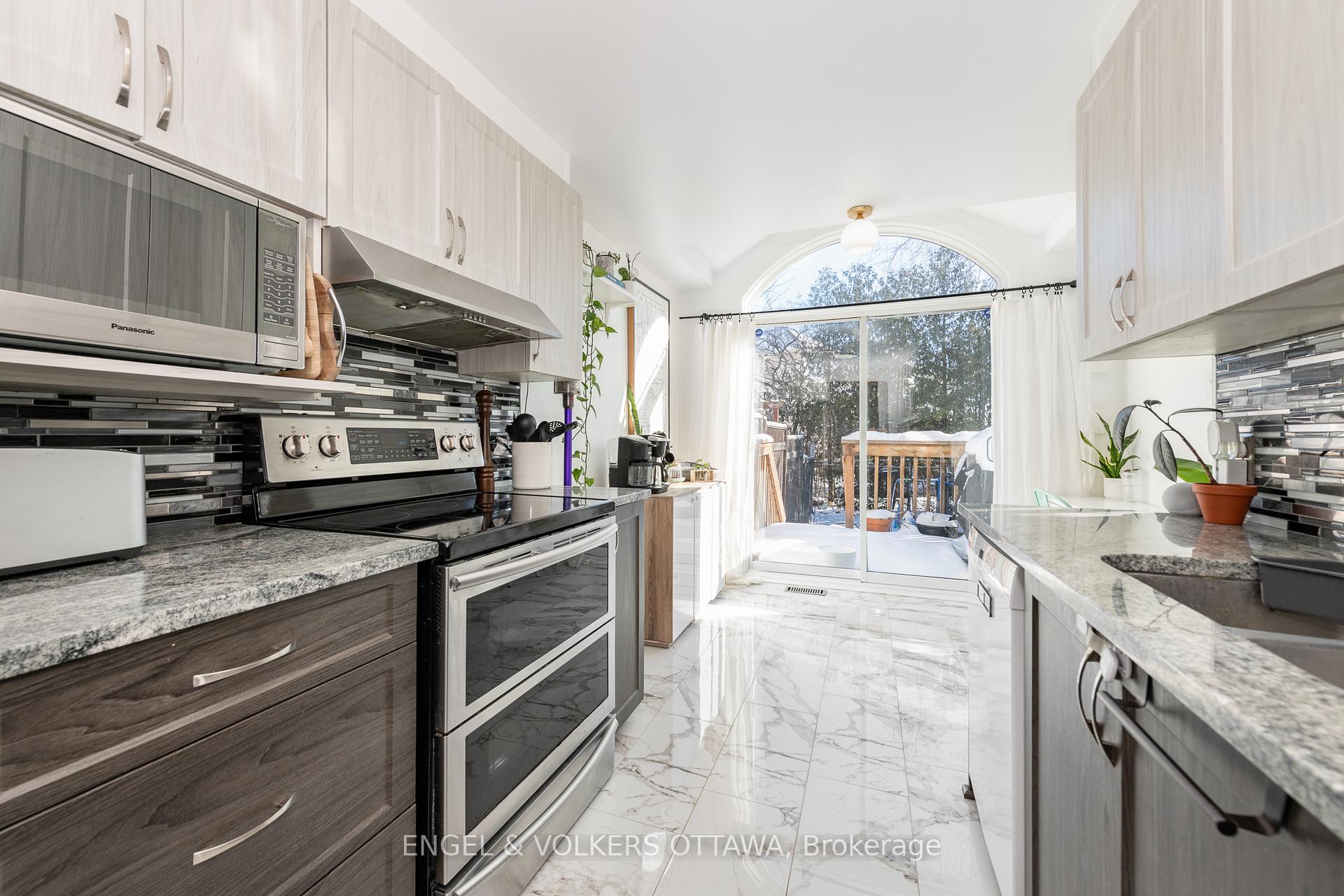 Photo 8 of 46 Deerchase Court, Ottawa, Kanata - Emerald Meadows/Trailwest — HOMEH