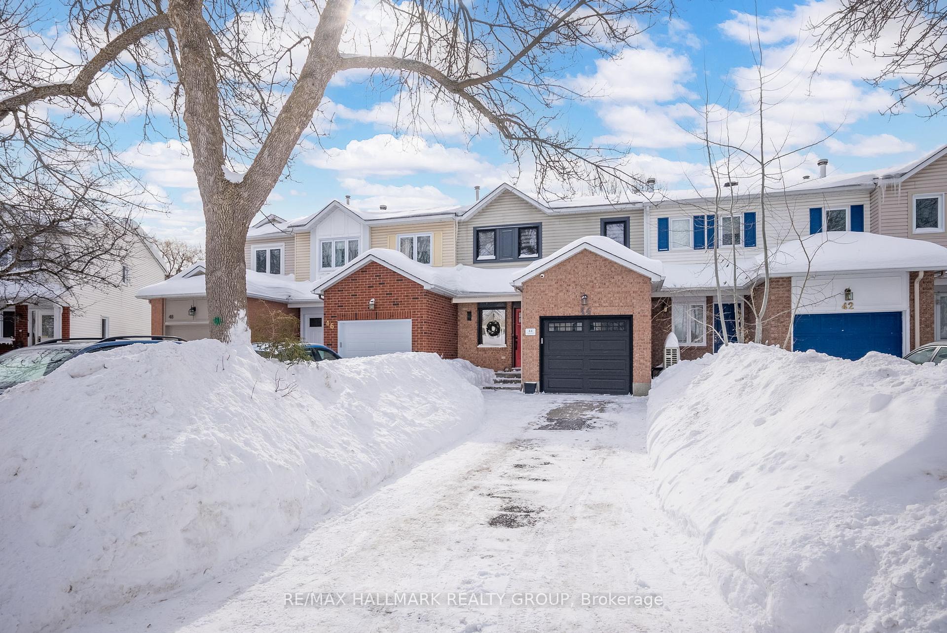 Photo 3 of 44 Kimbolton Crescent, Ottawa, Kanata - Morgan's Grant/South March — HOMEH