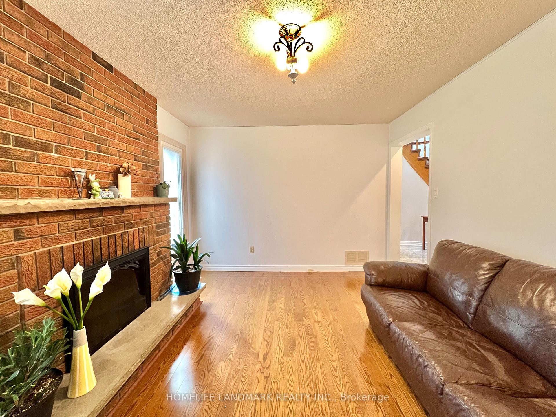 Photo 4 of 37 Stargell Crescent, Markham, Raymerville — HOMEH