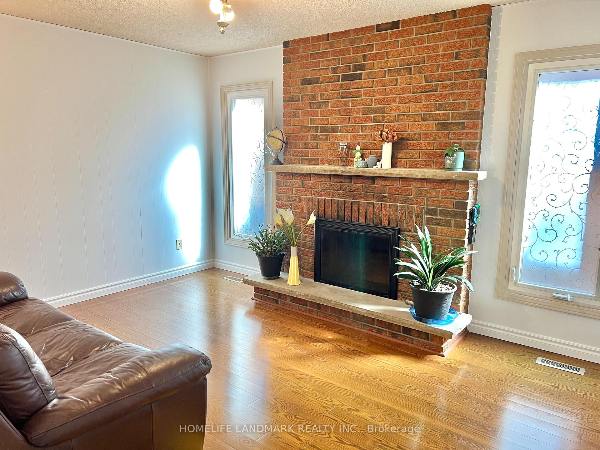 Photo 5 of 37 Stargell Crescent, Markham, Raymerville — HOMEH
