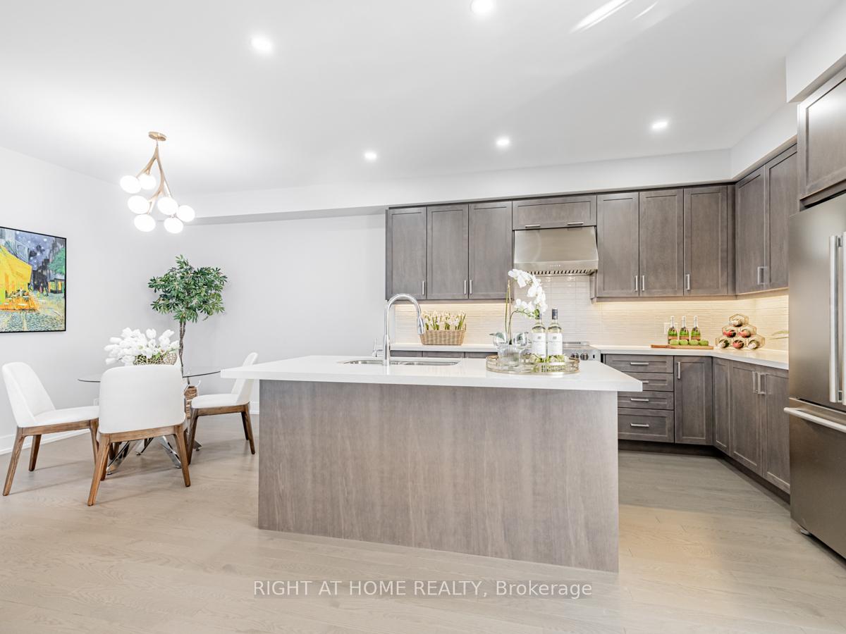 Photo 5 of 12 York Downs Boulevard, Markham, Angus Glen — HOMEH