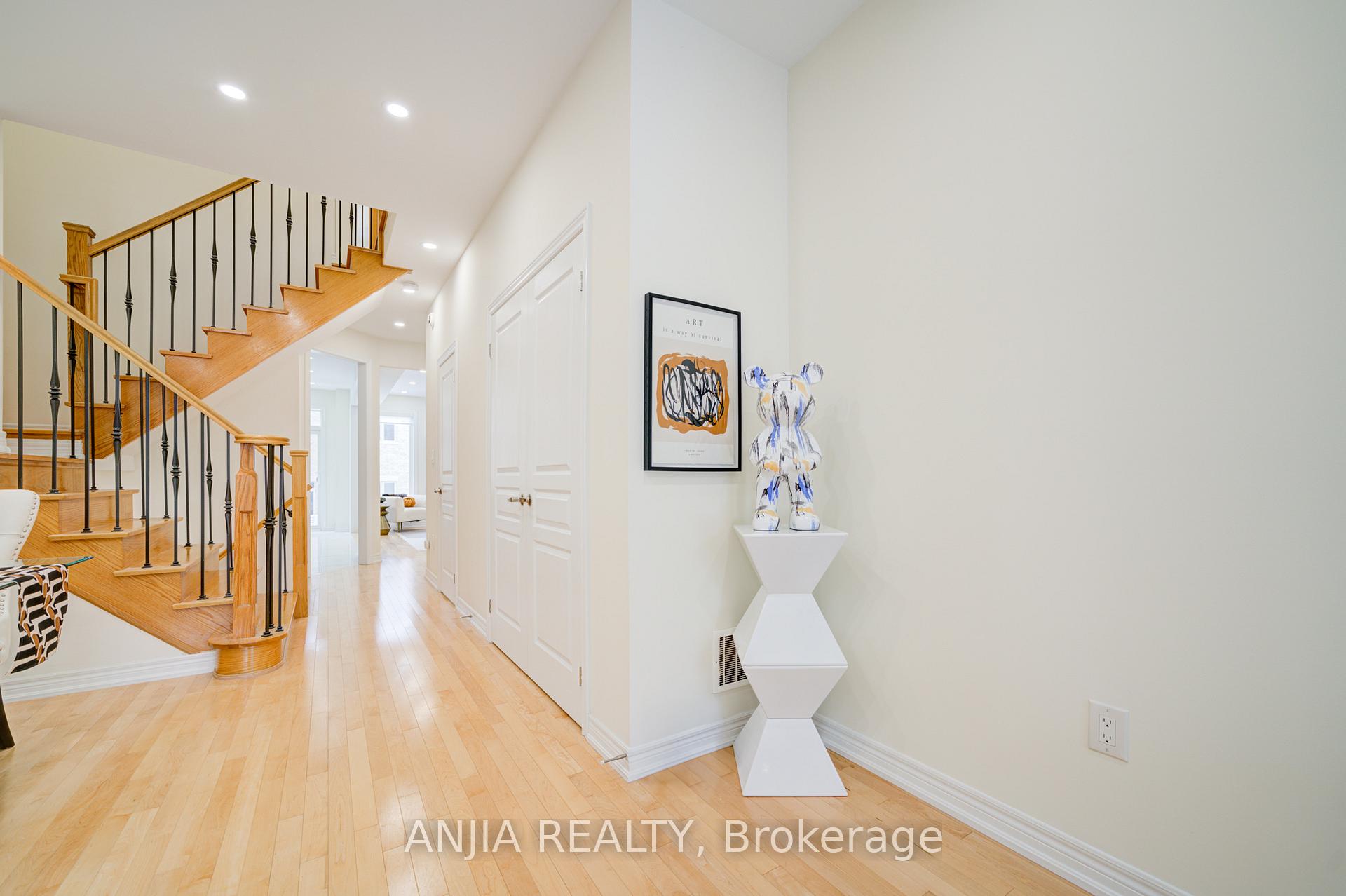 Photo 2 of 8 Wagner Drive, Markham, Berczy — HOMEH