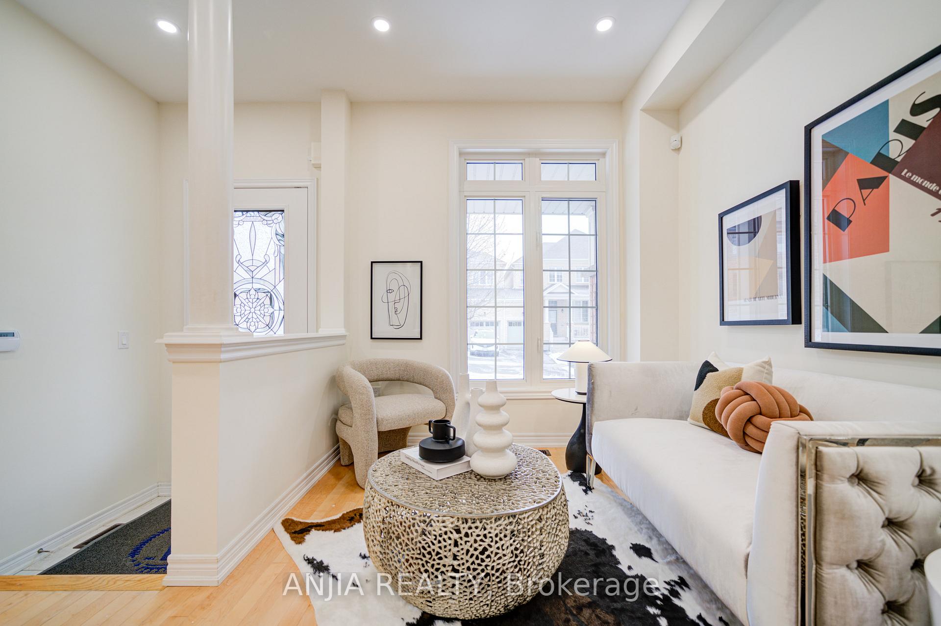 Photo 4 of 8 Wagner Drive, Markham, Berczy — HOMEH