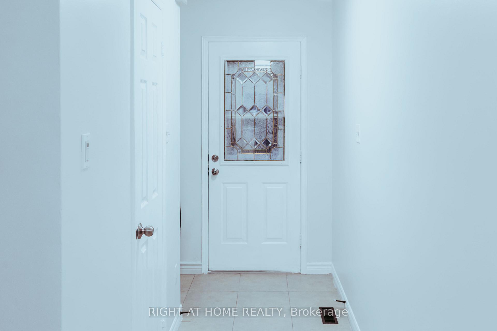 Photo 2 of 84 Laguna Crescent, Markham, Middlefield — HOMEH