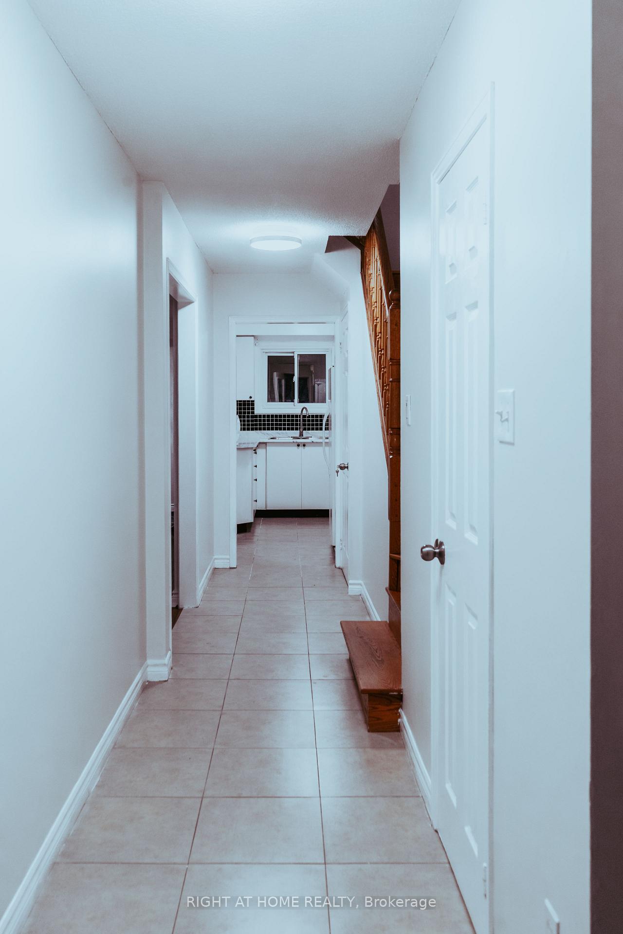 Photo 3 of 84 Laguna Crescent, Markham, Middlefield — HOMEH