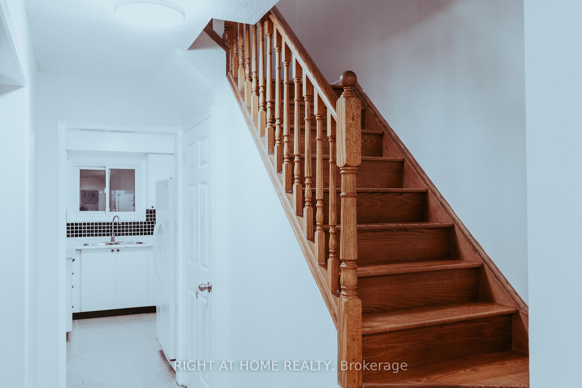 Photo 4 of 84 Laguna Crescent, Markham, Middlefield — HOMEH