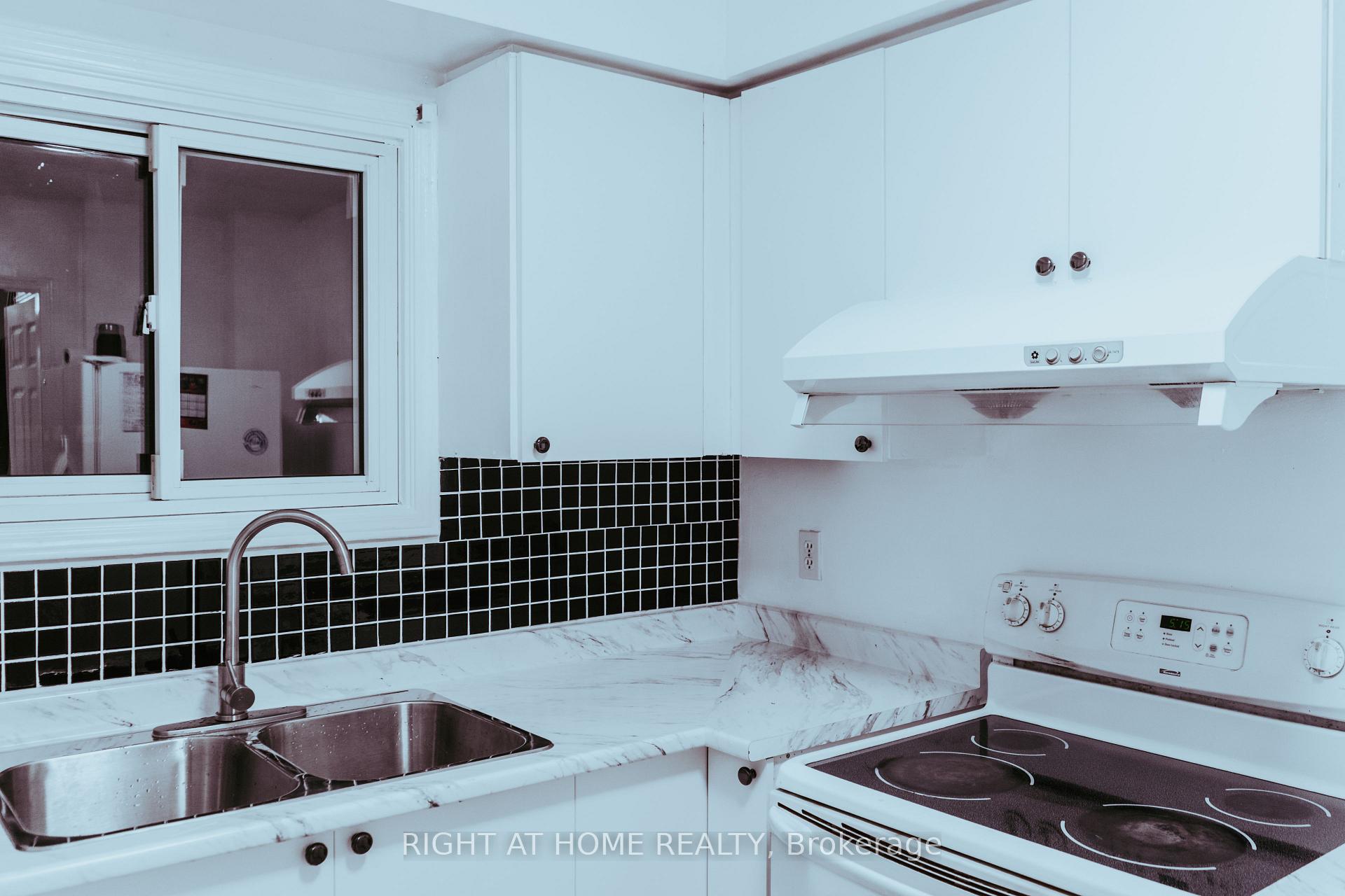 Photo 8 of 84 Laguna Crescent, Markham, Middlefield — HOMEH