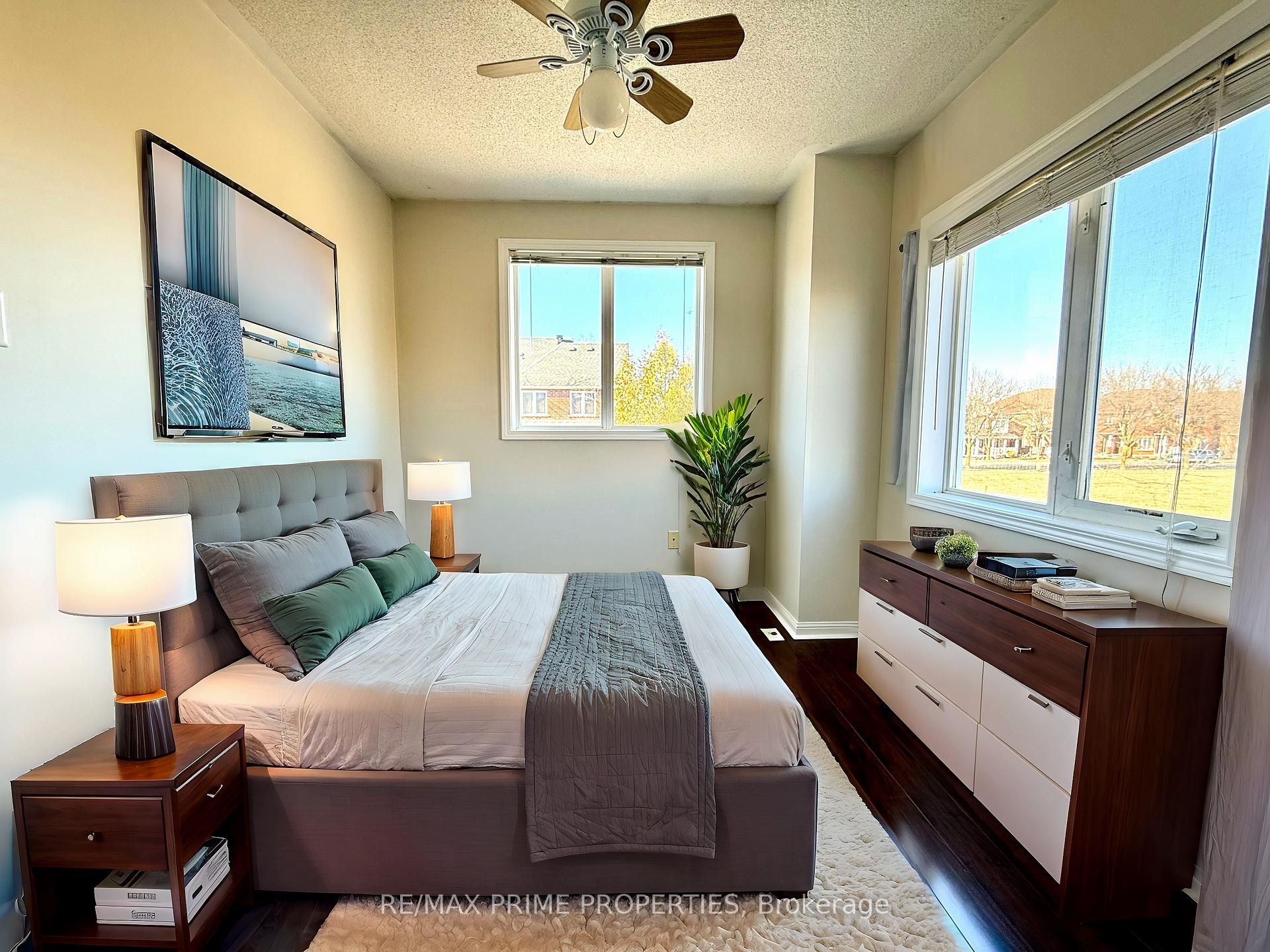 Photo 4 of Unit Coach, 46 Glendennan Avenue, Markham, Cornell — HOMEH