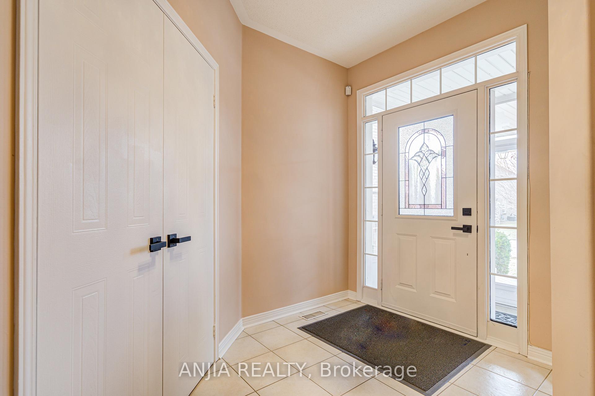 Photo 5 of 49 Kentley Street, Markham, Berczy — HOMEH
