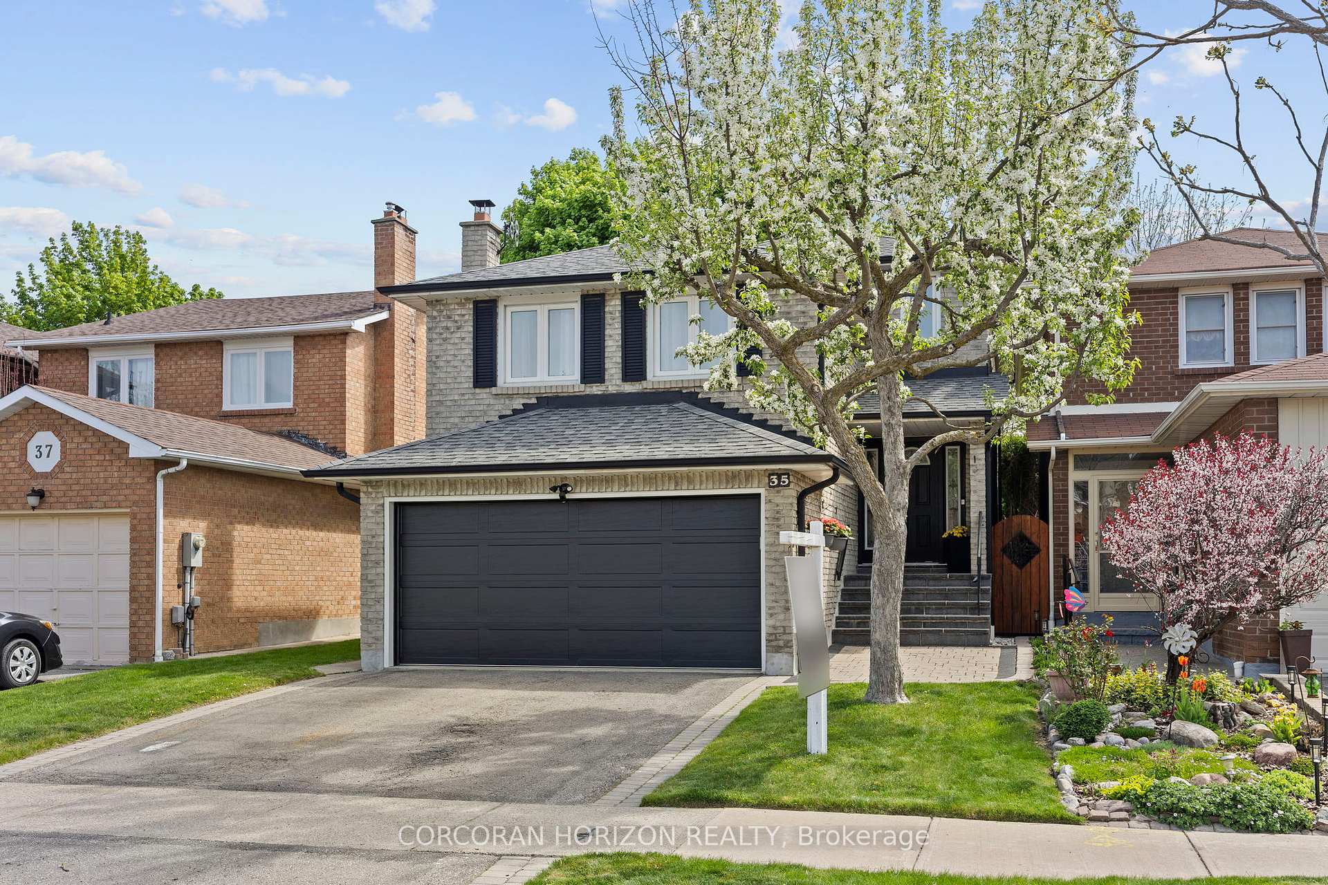 Photo 1 of 35 McKelvey Drive, Markham, Aileen-Willowbrook — HOMEH