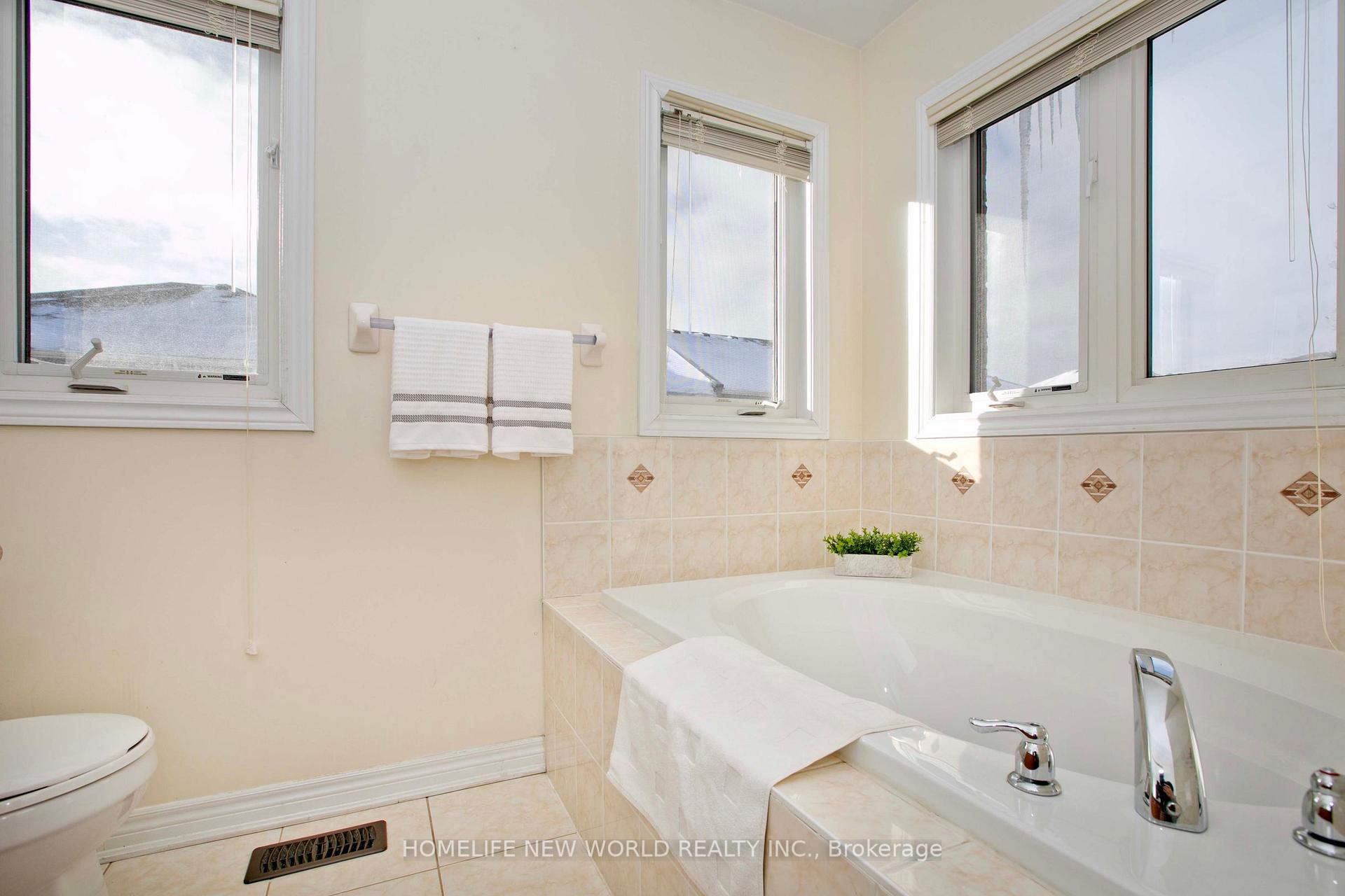 Photo 18 of 90 Rougeview Park Crescent, Markham, Greensborough — HOMEH