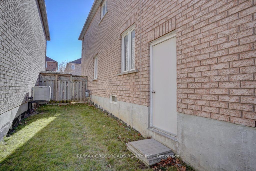 Photo 2 of 7 Apollo Road, Markham, Middlefield — HOMEH