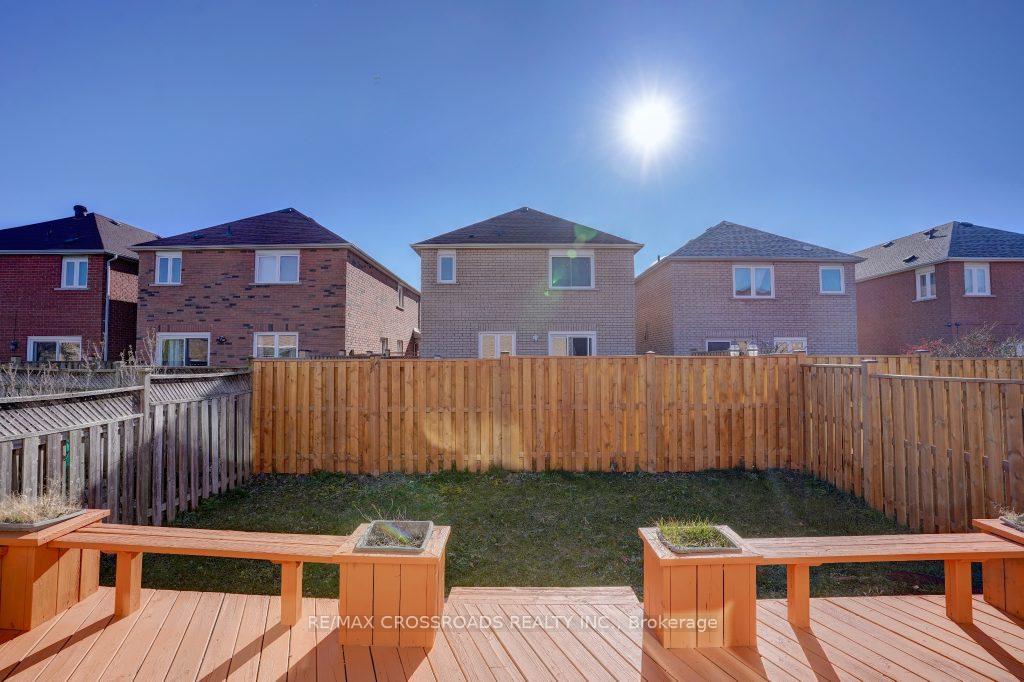 Photo 4 of 7 Apollo Road, Markham, Middlefield — HOMEH