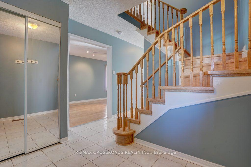 Photo 5 of 7 Apollo Road, Markham, Middlefield — HOMEH