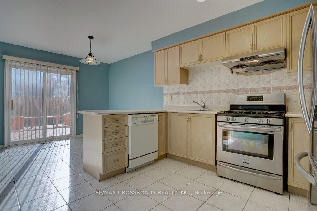 Photo 8 of 7 Apollo Road, Markham, Middlefield — HOMEH