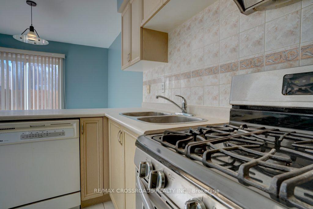Photo 10 of 7 Apollo Road, Markham, Middlefield — HOMEH