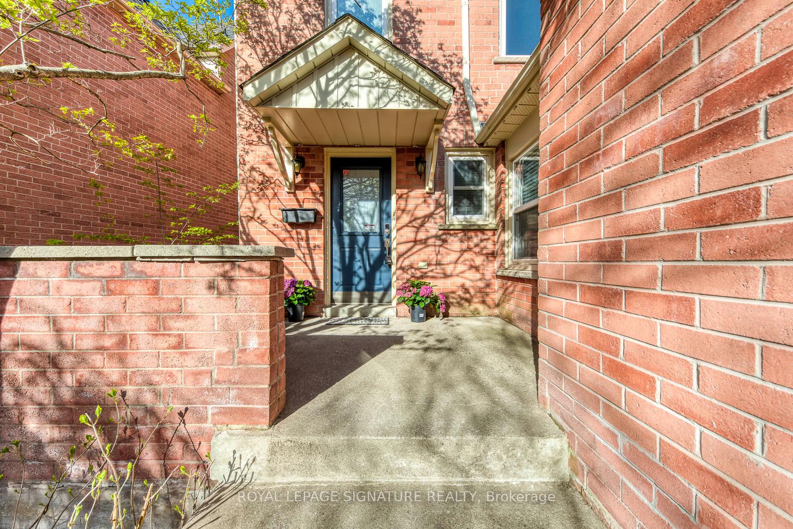 Photo 2 of 23 Waterbridge Lane, Markham, Unionville — HOMEH