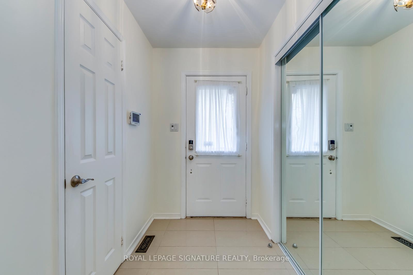Photo 3 of 23 Waterbridge Lane, Markham, Unionville — HOMEH