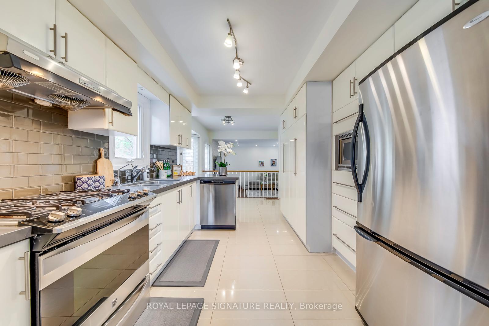 Photo 11 of 23 Waterbridge Lane, Markham, Unionville — HOMEH