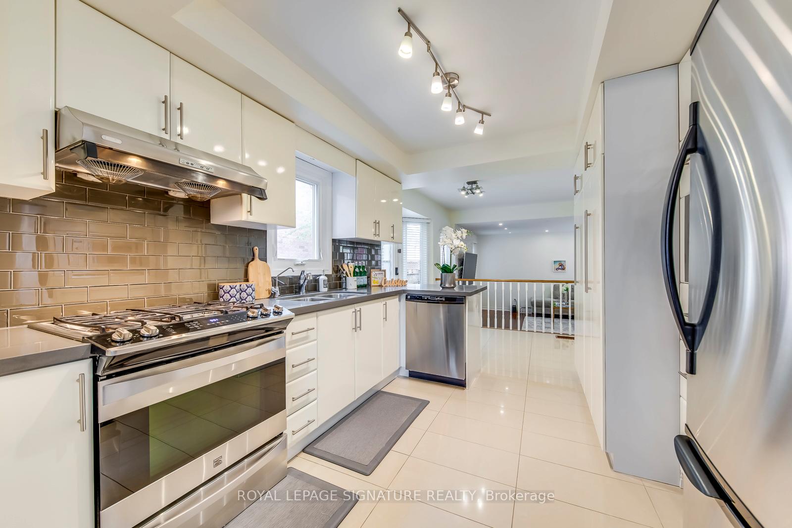 Photo 12 of 23 Waterbridge Lane, Markham, Unionville — HOMEH