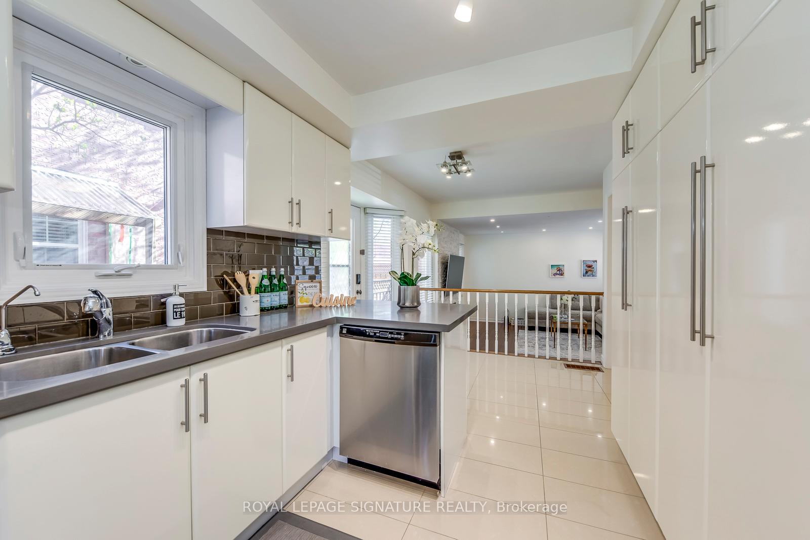 Photo 13 of 23 Waterbridge Lane, Markham, Unionville — HOMEH