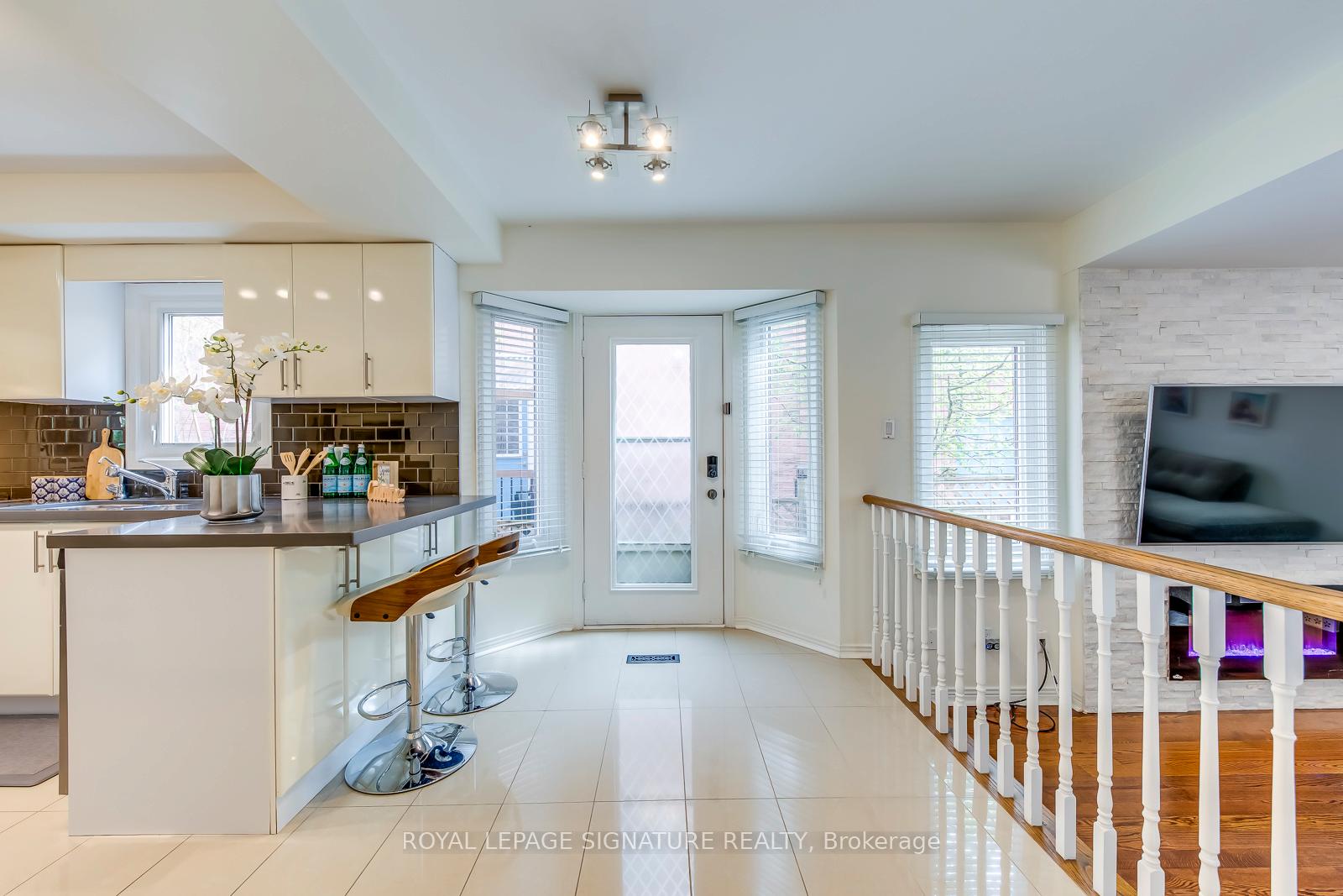 Photo 15 of 23 Waterbridge Lane, Markham, Unionville — HOMEH