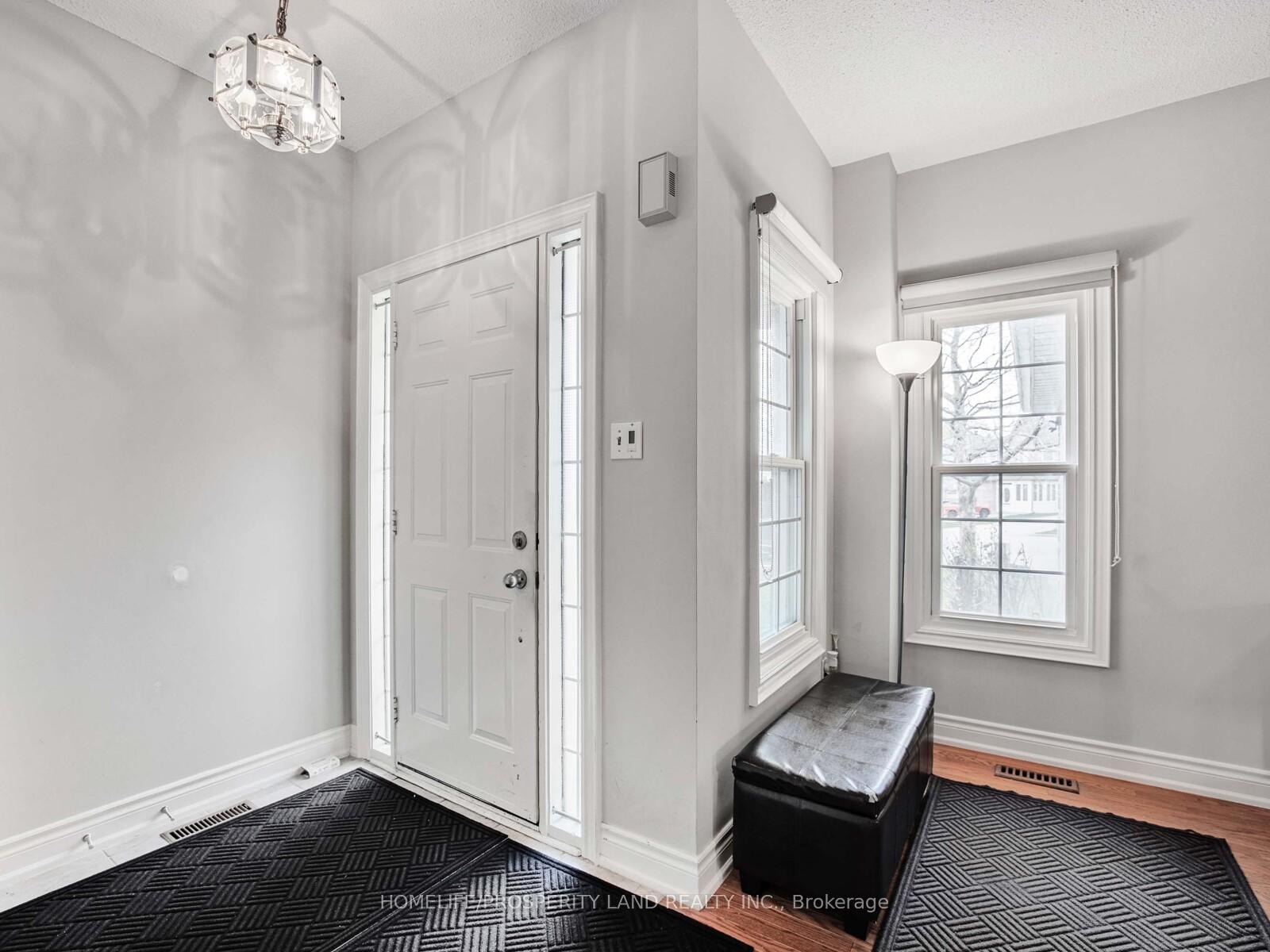 Photo 4 of 17 Major Elliott Court, Markham, Buttonville — HOMEH