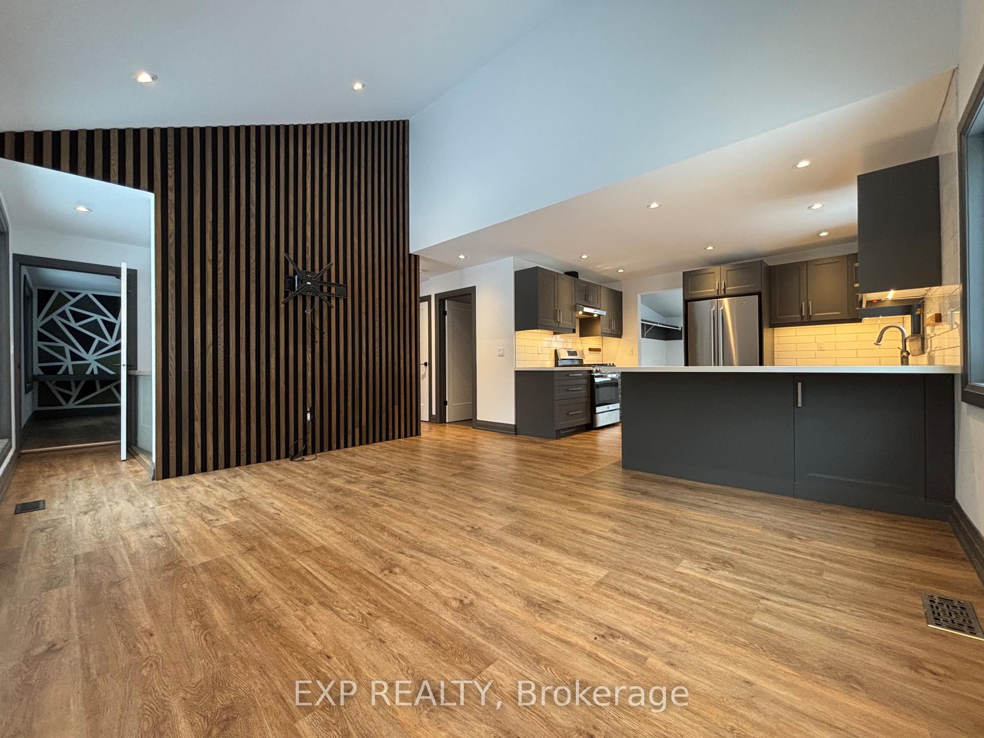 Photo 2 of 1002 Binkley Road, Hamilton, Rural Ancaster — HOMEH