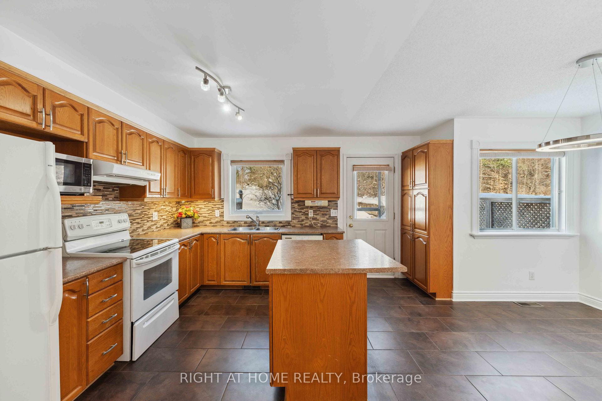 Photo 9 of 108 Blackdome Crescent, Ottawa, Kanata - Kanata Lakes/Heritage Hills — HOMEH