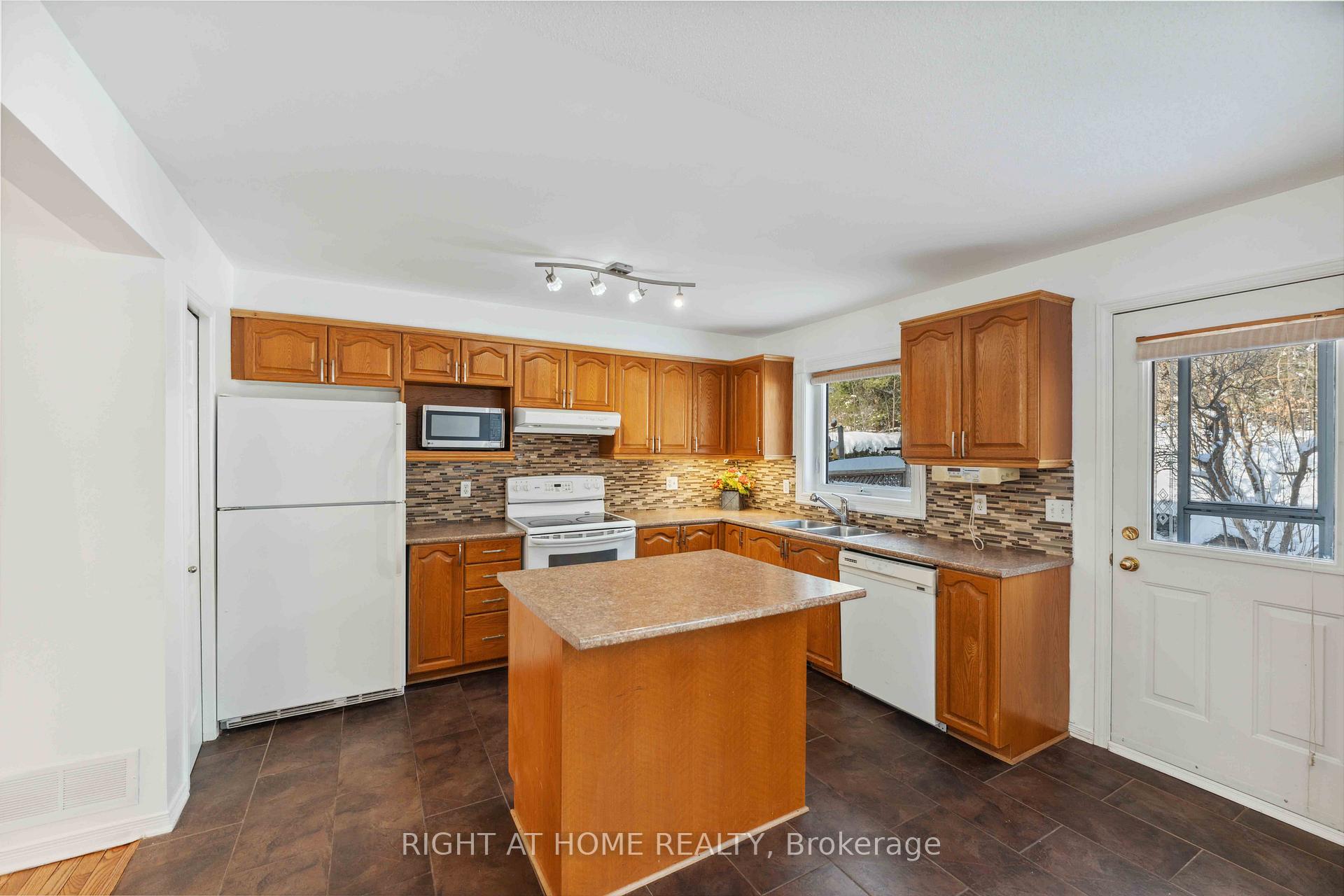 Photo 11 of 108 Blackdome Crescent, Ottawa, Kanata - Kanata Lakes/Heritage Hills — HOMEH