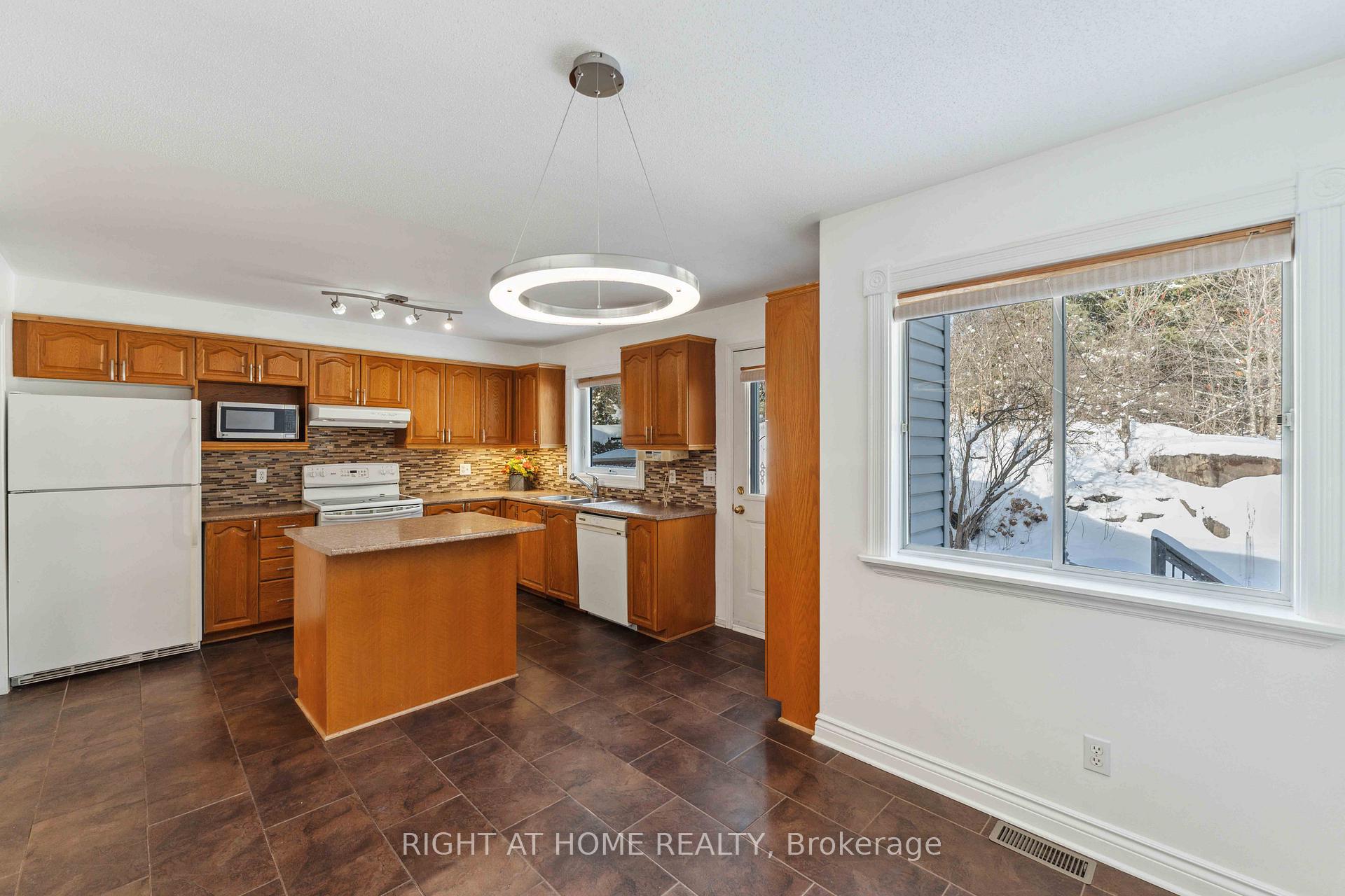 Photo 13 of 108 Blackdome Crescent, Ottawa, Kanata - Kanata Lakes/Heritage Hills — HOMEH