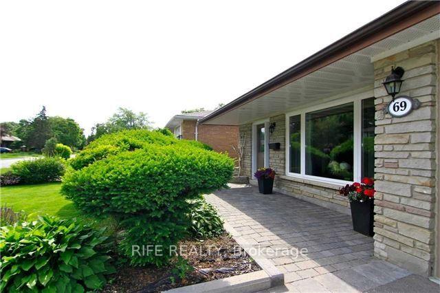 Photo 2 of 69 Fred Varley Drive, Markham, Unionville — HOMEH