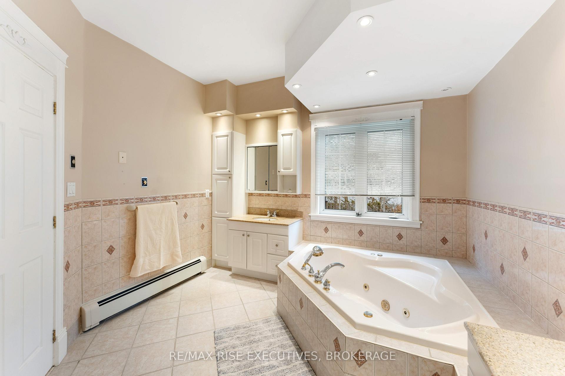 Photo 25 of 977 Sunnyside Road, Kingston, City North of 401 — HOMEH