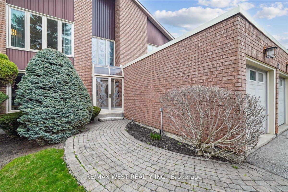 Photo 2 of 32 Delancey Crescent, Markham, Markville — HOMEH