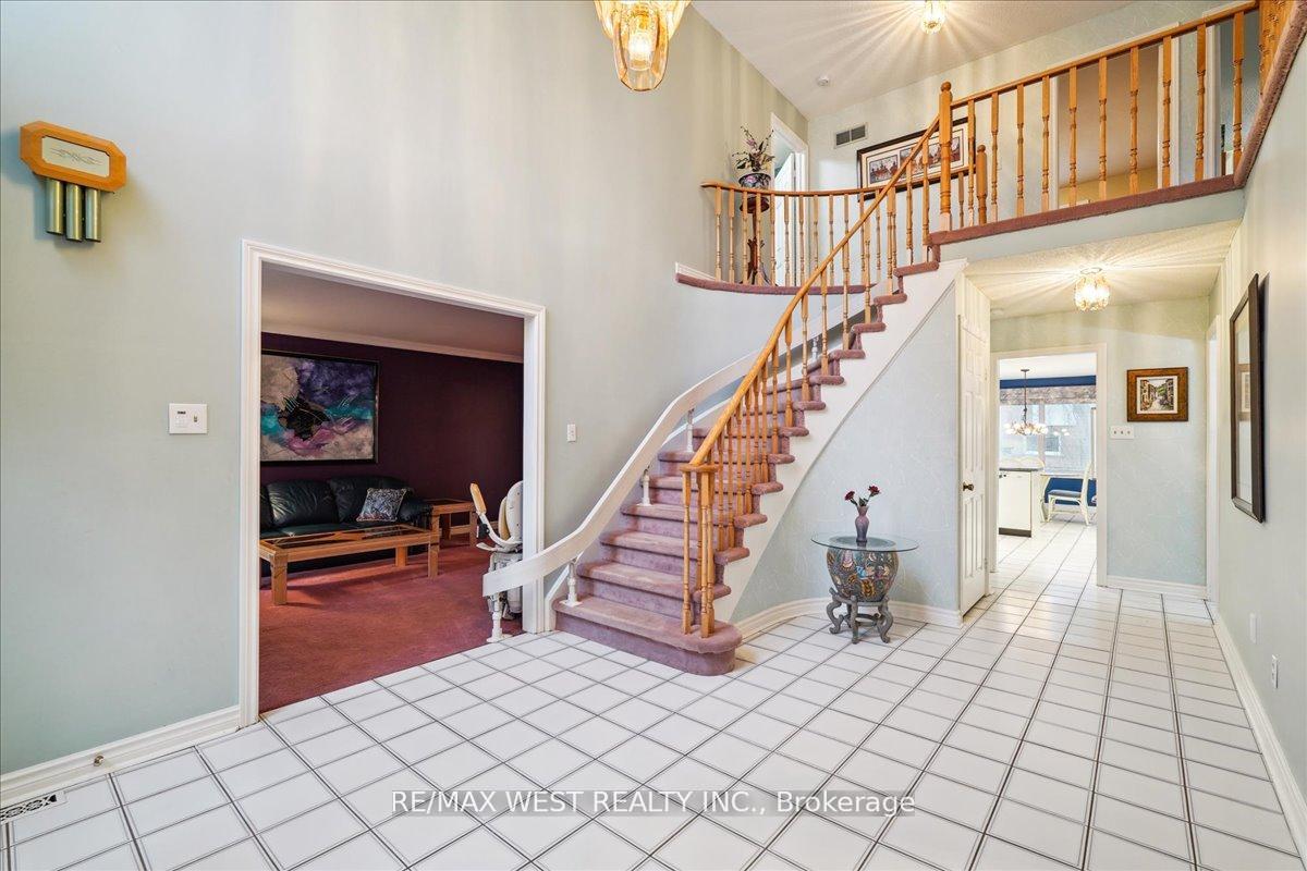 Photo 3 of 32 Delancey Crescent, Markham, Markville — HOMEH