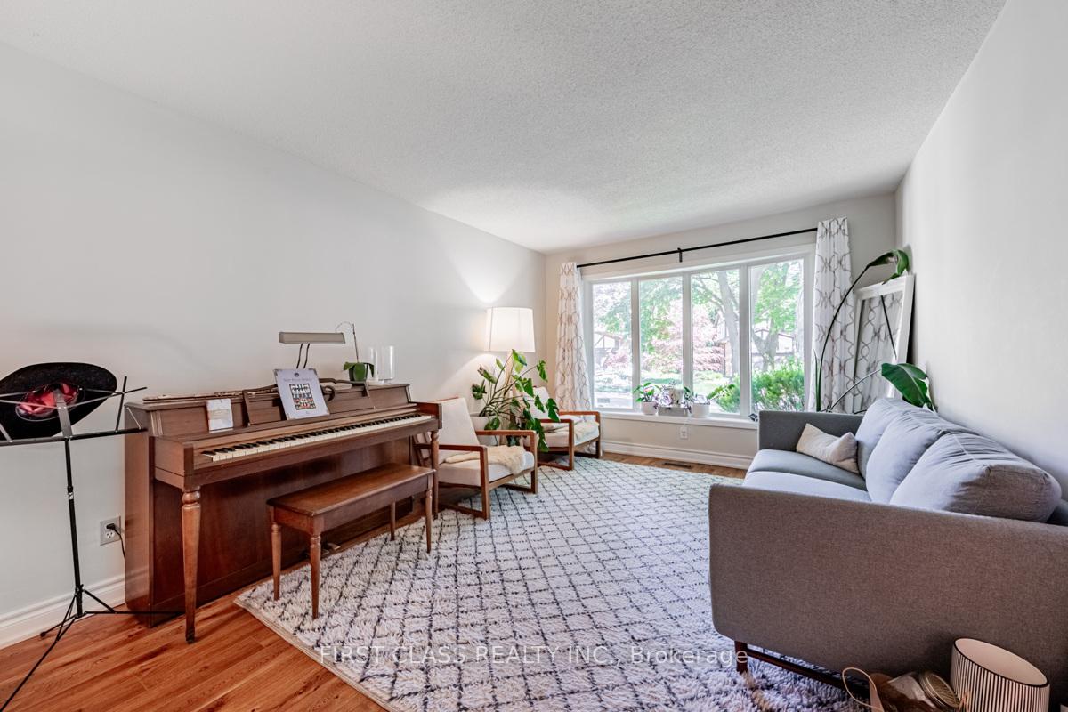 Photo 5 of 74 Innisbrook Crescent, Markham, Aileen-Willowbrook — HOMEH