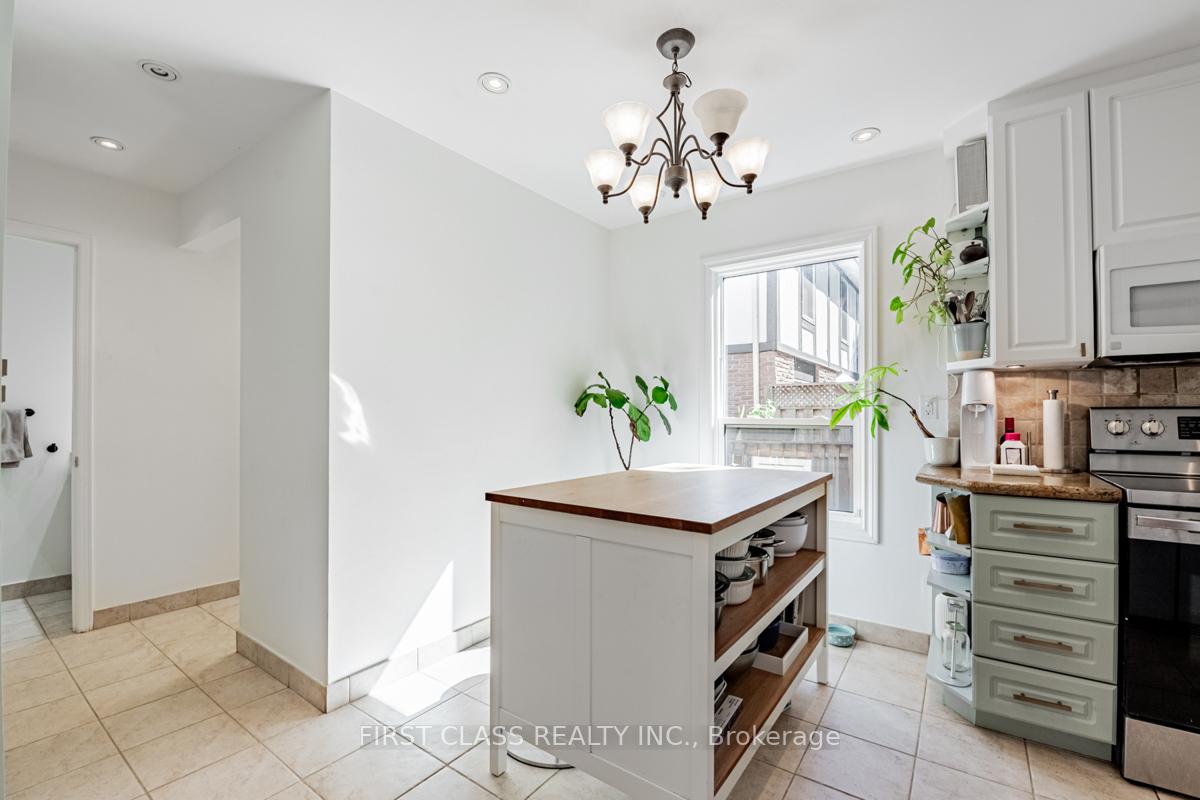 Photo 10 of 74 Innisbrook Crescent, Markham, Aileen-Willowbrook — HOMEH