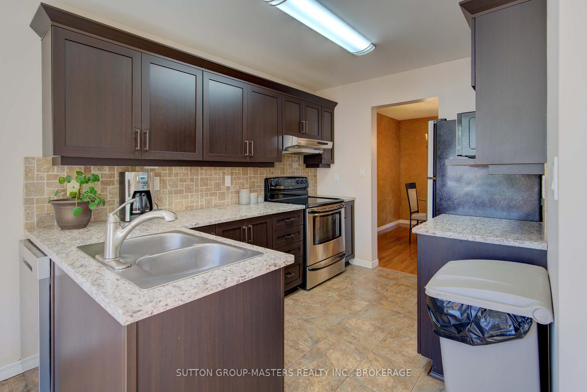 Photo 4 of 570 Barnsley Crescent, Kingston, City Southwest — HOMEH
