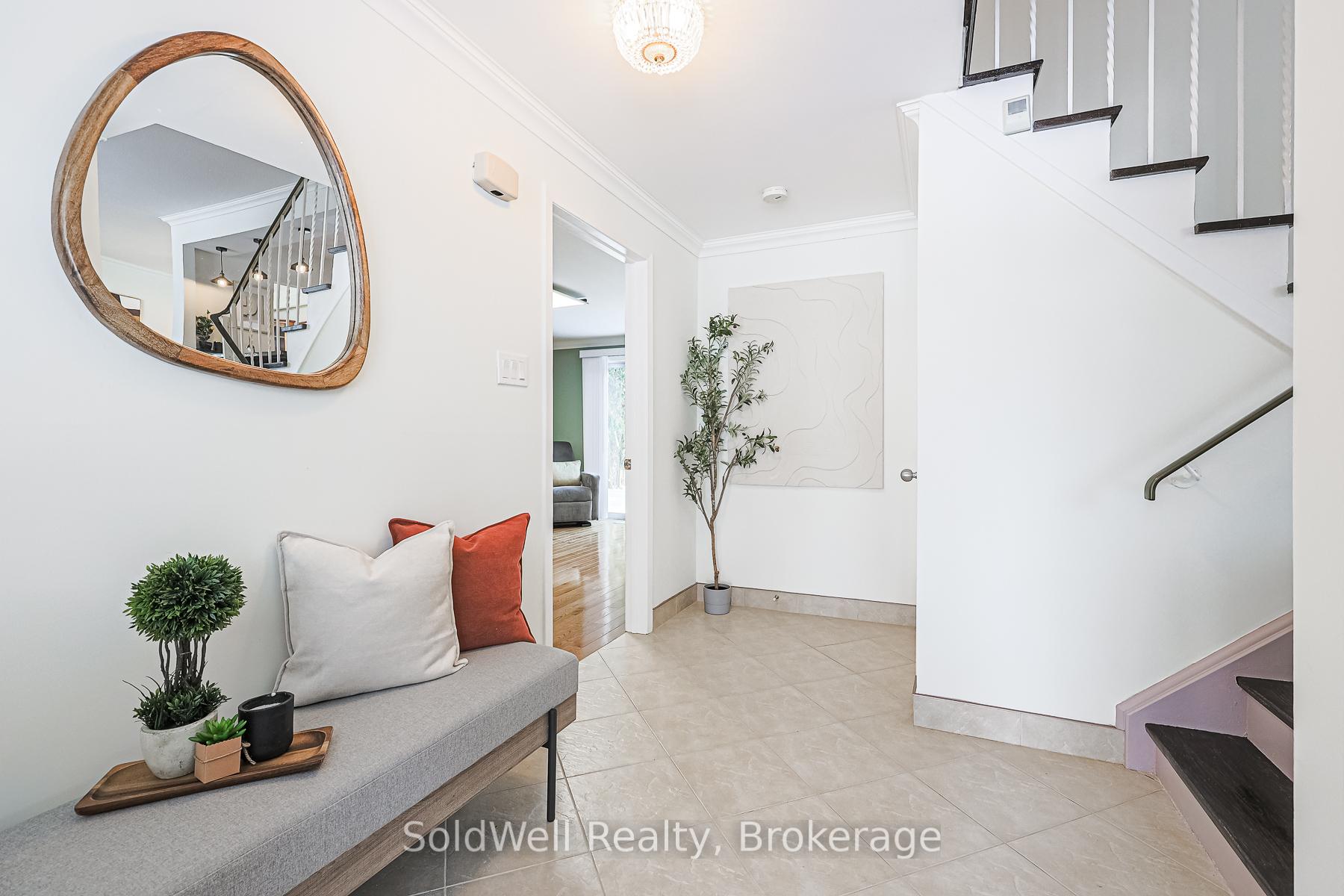 Photo 3 of 31 Donalbain Crescent, Markham, Royal Orchard — HOMEH
