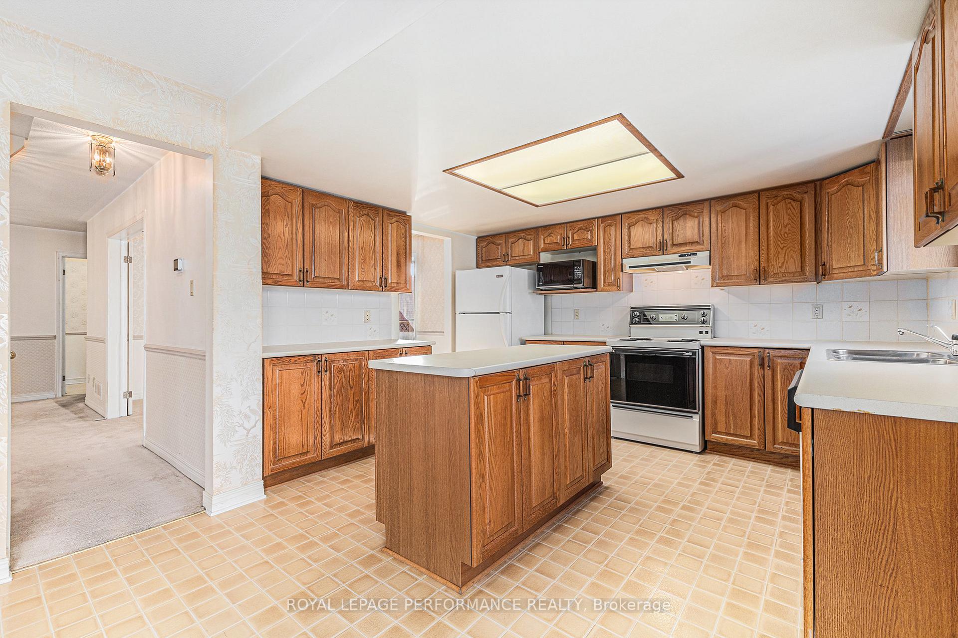 Photo 5 of 53 Zokol Crescent, Ottawa, Kanata - Kanata Lakes/Heritage Hills — HOMEH