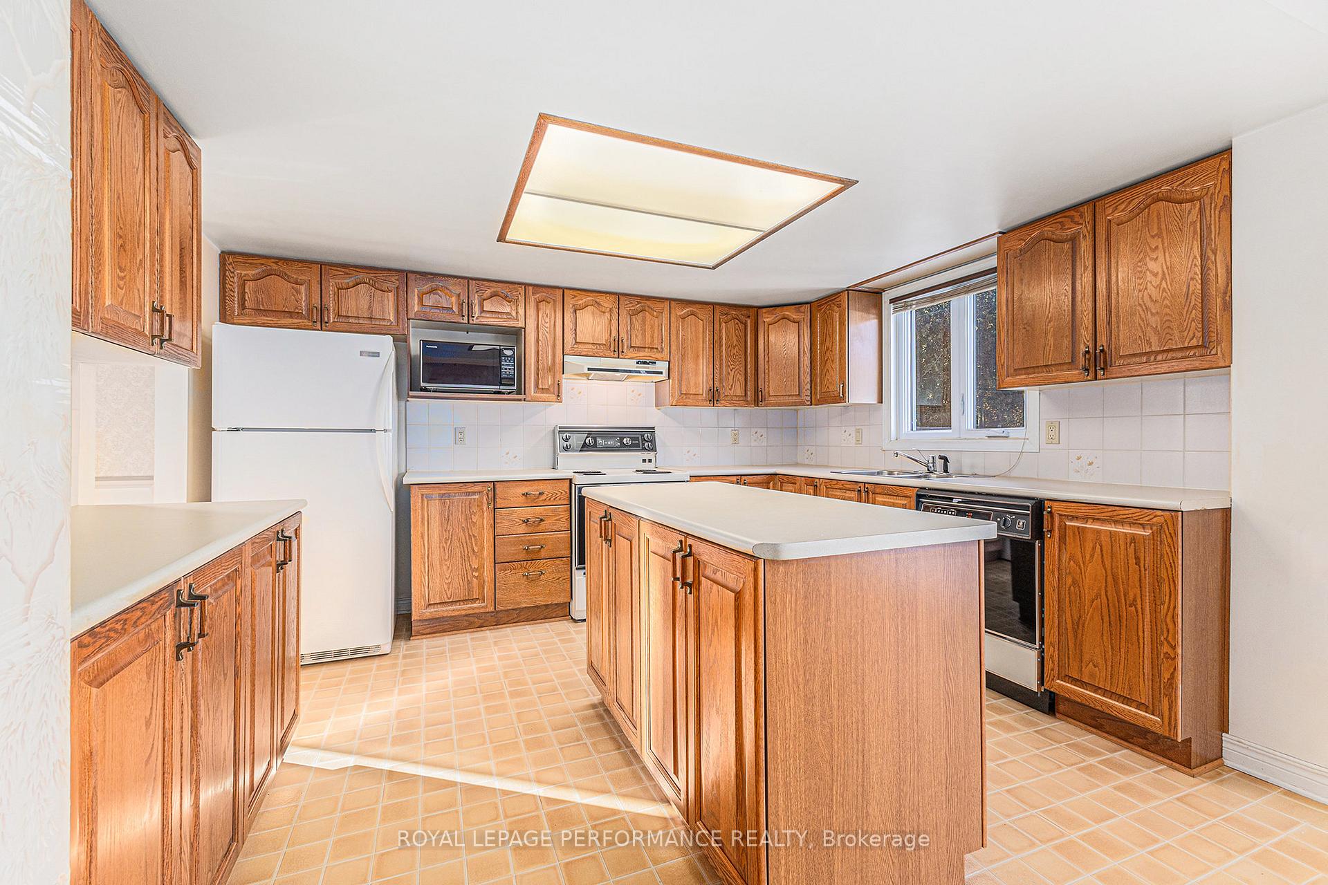 Photo 6 of 53 Zokol Crescent, Ottawa, Kanata - Kanata Lakes/Heritage Hills — HOMEH